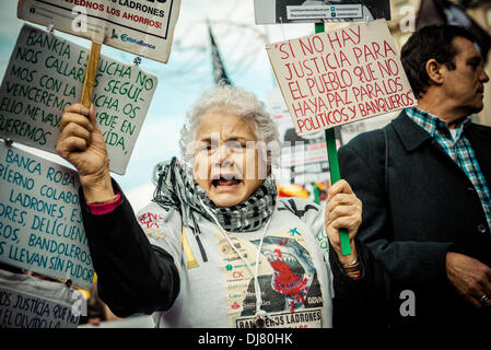 Barcelona, Spanien. 24. November 2013: Ein Demonstrator halten Plakate Parolen schreit während eines Marsches von Tausenden von Menschen demonstrieren gegen Sparpolitik Maßnahme gemacht und Rente schneidet in Barcelona Credit: Matthi/Alamy Live-Nachrichten Stockfoto