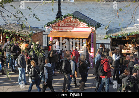 London, UK. 23. November 2013. South Bank Weihnachtsmarkt gepackt, da Menge Wintersonne entlang der Themse Kredit genießt: JOHNNY ARMSTEAD/Alamy Live News Stockfoto