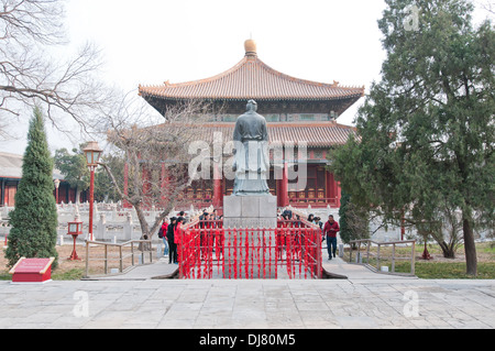 Konfuzius-Statue vor Biyong Palast in Peking Guozijian allgemein bekannt als kaiserliche Akademie oder Hochschule in Peking, China Stockfoto