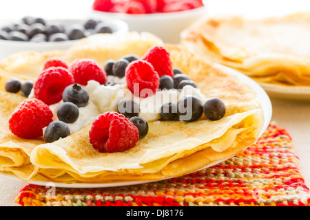 Hausgemachte Crepes mit frischen Himbeeren und Heidelbeeren. Stockfoto