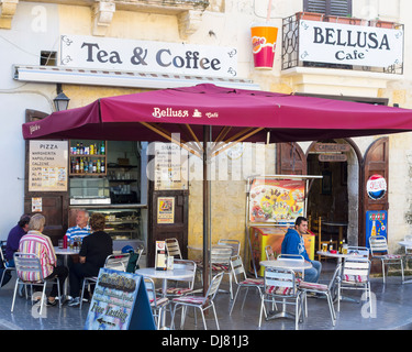 Die Sehenswürdigkeiten, shop mit Blick auf, um und auf der Insel Gozo Insel der Calypso Bellusa Cafe Vordach Schatten außerhalb Weg Stockfoto