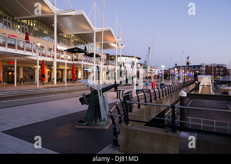 Portsmouth-Gunwharf Quays Einkaufszentrum Abend Blick Stockfoto