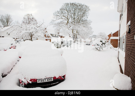 Ein Auto abgedeckt im Tiefschnee, auf die Einfahrt eines Hauses geparkt Stockfoto