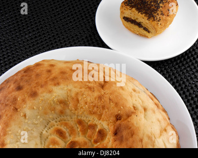 Kuchen und Brot auf weißen Teller Stockfoto