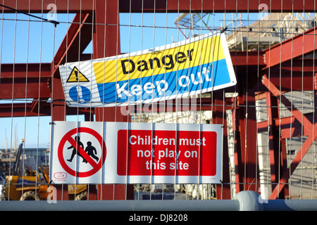 Gefahr auf dem Zaun auf einer Baustelle unterzeichnet Stockfoto