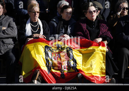 Madrid, Spanien. 24. November 2013. Demonstranten teilen preconstitutionary Fahnen während des Protestes, die General Francisco Franco Tod erinnert. Hunderte von Menschen Unterstützer der letzten spanischen Diktatur eine Kundgebung am Sonntag anlässlich des Todestages von Diktator Franco. Die Demonstration fand in Madrid der zentralen Plaza de Oriente.Photo: Rodrigo Garcia/NurPhoto Credit: Rodrigo Garcia/NurPhoto/ZUMAPRESS.com/Alamy Live News Stockfoto