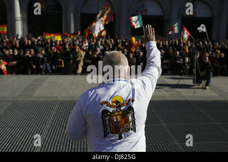 Madrid, Spanien. 24. November 2013. Faschistischen Führer macht einen faschistischen Gruß dem Publikum während einer Protestaktion, die General Francisco Franco Tod erinnert. Hunderte von Menschen Unterstützer der letzten spanischen Diktatur eine Kundgebung am Sonntag anlässlich des Todestages von Diktator Franco. Die Demonstration fand in Madrid der zentralen Plaza de Oriente.Photo: Rodrigo Garcia/NurPhoto Credit: Rodrigo Garcia/NurPhoto/ZUMAPRESS.com/Alamy Live News Stockfoto