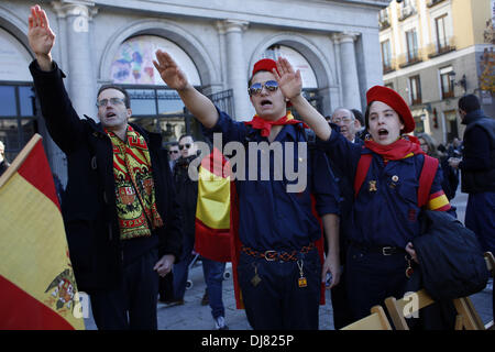 Madrid, Spanien. 24. November 2013. Demonstranten und Kids in der Falange Outfit gekleidet machen die faschistischen Gruß wie sie singen '' El Cara al Sol'' während einer Protestaktion, die General Francisco Franco Tod erinnert. Hunderte von Menschen Unterstützer der letzten spanischen Diktatur eine Kundgebung am Sonntag anlässlich des Todestages von Diktator Franco. Die Demonstration fand in Madrid der zentralen Plaza de Oriente.Photo: Rodrigo Garcia/NurPhoto Credit: Rodrigo Garcia/NurPhoto/ZUMAPRESS.com/Alamy Live News Stockfoto