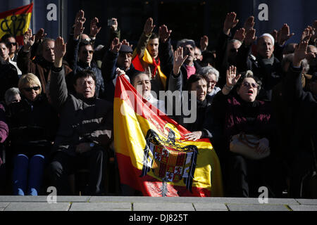 Madrid, Spanien. 24. November 2013. Demonstranten teilen preconstitutionary Fahnen und machen die faschistischen Gruß während einer Protestaktion, die General Francisco Franco Tod erinnert. Hunderte von Menschen Unterstützer der letzten spanischen Diktatur eine Kundgebung am Sonntag anlässlich des Todestages von Diktator Franco. Die Demonstration fand in Madrid der zentralen Plaza de Oriente.Photo: Rodrigo Garcia/NurPhoto Credit: Rodrigo Garcia/NurPhoto/ZUMAPRESS.com/Alamy Live News Stockfoto