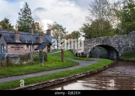 Brücke über die Monmouthshire und Brecon Canal bei Wanderungen auf Usk durch das White Hart Inn. Stockfoto