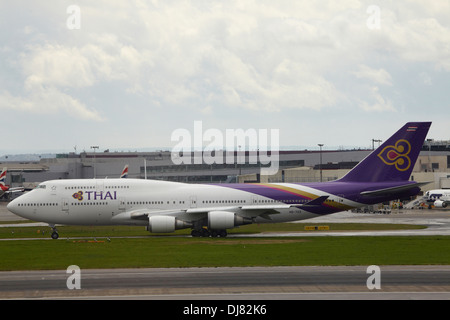 Thai Airways Boeing 747 Jumbo Jet Rollen am Flughafen London Heathrow Stockfoto