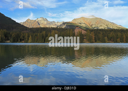 Blick auf den Berg Tarn Strbske Pleso und Hotel Patria, hohe Tatra, Slowakei. Stockfoto