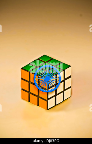 Rubik Cube isoliert auf weißem Hintergrund Stockfoto