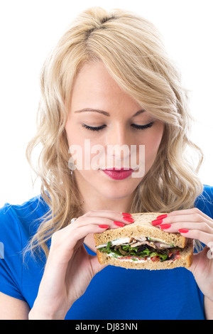 -Modell veröffentlicht. Attraktive junge Frau, die ein Sandwich zu essen Stockfoto