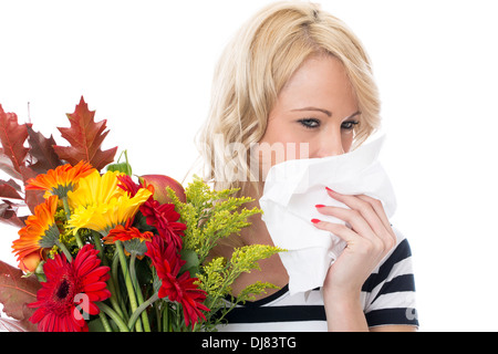 -Modell veröffentlicht. Attraktive junge Frau mit Heuschnupfen hält einen Blumenstrauß Stockfoto