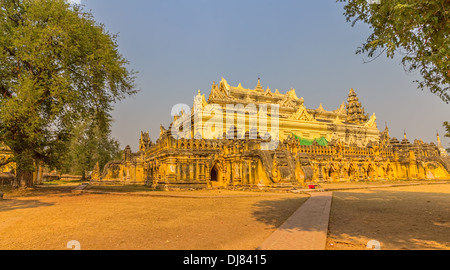 Das Maha Aungmye Bonzan Kloster, bekannt als mir Nu Eiche Kyaung in Innwa, Mandalay, Myanmar. Stockfoto