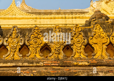 Die Maha Aungmye Bonzan Kloster Dekoration Detail, bekannt als mir Nu Eiche Kyaung in Innwa, Mandalay, Myanmar. Stockfoto