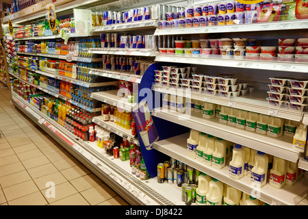 Milch- und weiche Energie Getränk Kühlschränke in einem kleinen Geschäft im Vereinigten Königreich Stockfoto