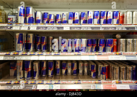 Weiche Energie Redbull trinken in Kühlschränken in einem kleinen Geschäft im Vereinigten Königreich Stockfoto