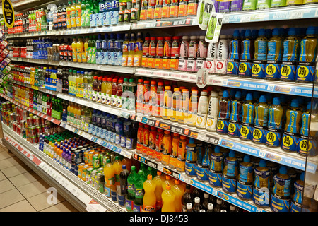 weiche Energy-drinks in Kühlschränken in einem kleinen Geschäft im Vereinigten Königreich Stockfoto