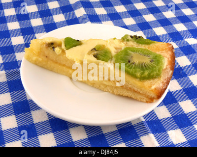 Kiwi lecker Kuchen hautnah auf Platte Stockfoto