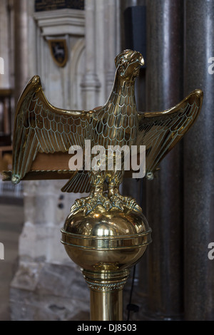 Brass Eagle Rednerpult Stand in Wilshire Salisbury Kathedrale, Salisbury, England Stockfoto