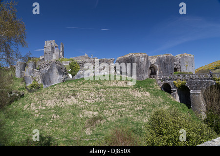 Corfe Castle in das Dorf Corfe in Dorset, England. Stockfoto