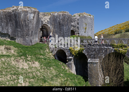 Corfe Castle in das Dorf Corfe in Dorset, England. Stockfoto