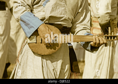 Yobin-Mann mit seiner klassischen Gitarre bei Namdapha Öko-Kultur-Festival, Miao, Arunachal Pradesh, Indien Stockfoto