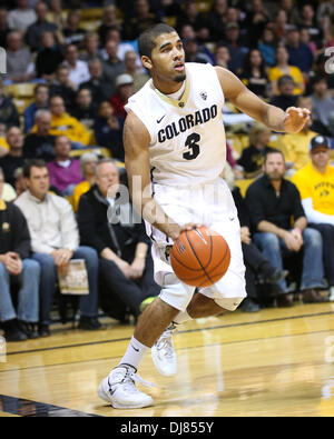 Boulder, CO, USA. 24. November 2013. 24. November 2013: Colorados Xavier Talton tropft in die Gasse gegen Harvard in der ersten Hälfte an die Coors Event Center in Boulder. Bildnachweis: Csm/Alamy Live-Nachrichten Stockfoto