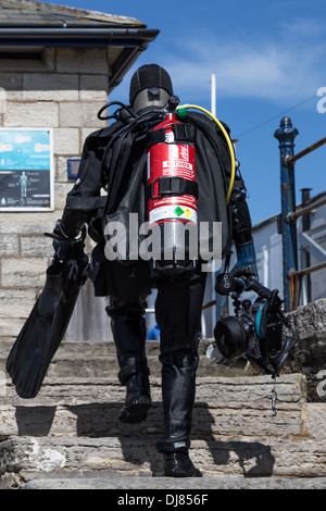 Taucher im Neoprenanzug und Holding flossen & Tauchmaske Treppenstufen in Swanage Pier, Dorset Stockfoto