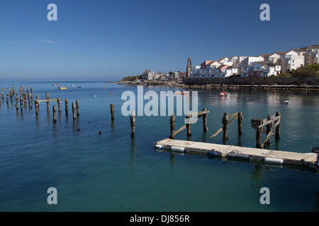 Swanage Bay entlang der Jurassic Coast. Ruhiges Meer und blauer Himmel. Alte Mole im Vordergrund. Häuser am Ufer im Abstand. Stockfoto