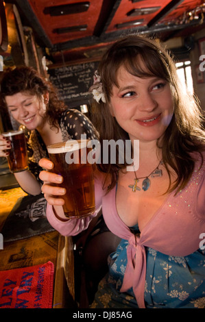 Trinker am blackboy Inn, Winchester, Hampshire, uk, Kunden zeigen, einschließlich der Frauen, Bier trinken. Stockfoto