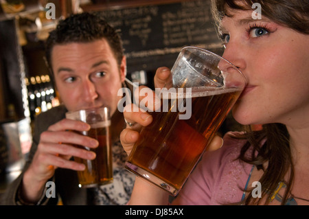 Trinker am blackboy Inn, Winchester, Hampshire, uk, Kunden zeigen, einschließlich der Frauen, Bier trinken. Stockfoto