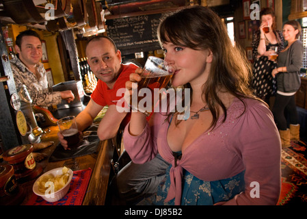 Trinker am blackboy Inn, Winchester, Hampshire, uk, Kunden zeigen, einschließlich der Frauen, Bier trinken. Stockfoto