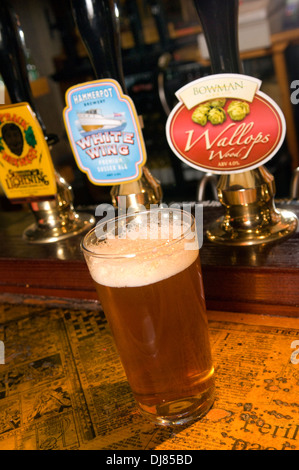 Trinker am blackboy Inn, Winchester, Hampshire, uk, Kunden zeigen, einschließlich der Frauen, Bier trinken. Stockfoto