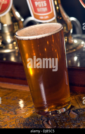 Trinker am blackboy Inn, Winchester, Hampshire, uk, Kunden zeigen, einschließlich der Frauen, Bier trinken. Stockfoto