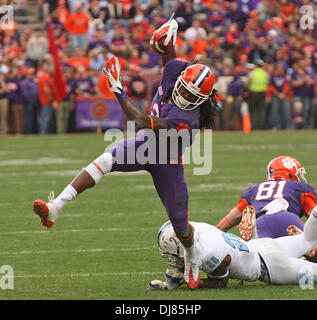 Clemson, South Carolina, USA. 24. November 2013. 23. November 2013: Sammy Watkins #2 der Clemson Tigers rutscht aus dem Griff der Zitadelle Bulldog Verteidiger. Bildnachweis: Csm/Alamy Live-Nachrichten Stockfoto