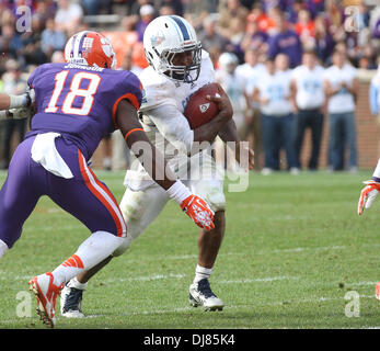 Clemson, South Carolina, USA. 24. November 2013. 23. November 2013: QB Ben Dupree #2 von The Citadel Bulldogs versucht, vorbei an Jadar Johnson #18 der Clemson Tigers auszuführen. Bildnachweis: Csm/Alamy Live-Nachrichten Stockfoto