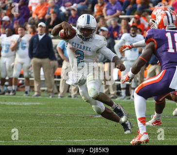 Clemson, South Carolina, USA. 24. November 2013. 23. November 2013: Ben Dupree #2 von The Citadel Bulldogs jukes einige Clemson Tigers Verteidiger. Bildnachweis: Csm/Alamy Live-Nachrichten Stockfoto