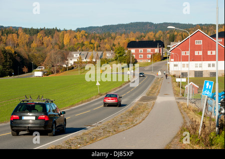 Traditionelle norwegische Straße durch das Dorf im Sommer Stockfoto