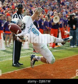 Clemson, South Carolina, USA. 24. November 2013. Der Ball segelt direkt hinter das Wappen der Citadel Bulldogs Runningback DALTON TREVINO gegen die Clemson Tigers im Memorial Stadium. Bildnachweis: Csm/Alamy Live-Nachrichten Stockfoto