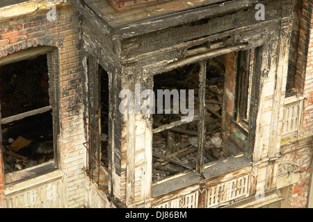 Verlassene verbrannten alten Holzhaus Stockfoto