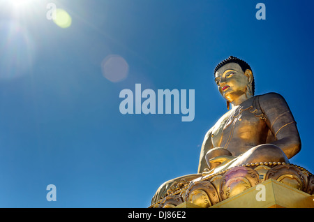 Wahrzeichen der Stadt Thimphu, Kuenselphodrang, Statue von Lord Buddha mit blauen Himmel im Hintergrund Witz Sonnenlicht und Lens flare Stockfoto