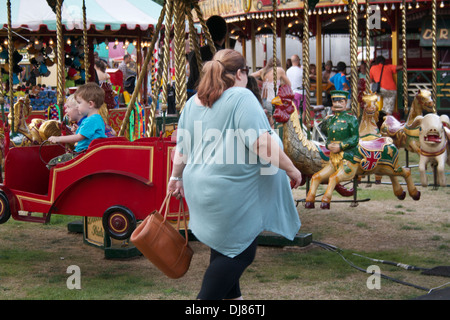 Eine übergewichtige Frau auf einem Rummelplatz in London Stockfoto