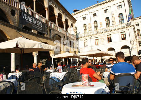 Ein Café mit Terrasse in Piazza dell'Erbe, Padova / Padua, Italien Stockfoto