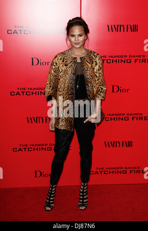 Model Chrissy Teigen besucht die "Tribute von Panem: Catching Fire" Premiere bei AMC Lincoln Square Theater am 20. November 2013. Stockfoto