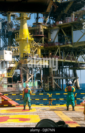 Sailor stehen auf dem Schiff Deck für den Empfang von Cargo Stockfoto