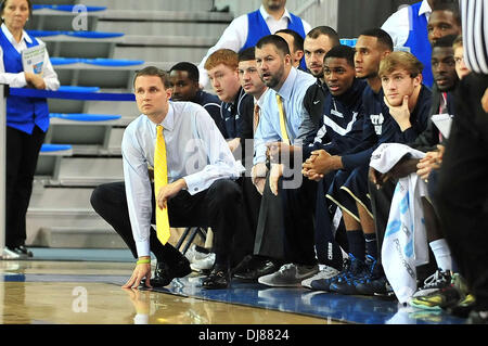 Los Angeles, CA, USA. 24. November 2013. Chattanooga Mocs Kopf Trainer Will Wade in der ersten Hälfte während der College-Basketball-Spiel zwischen Chattanooga Mocs und die UCLA Bruins an Pauley Pavilion in Los Angeles, California.Louis Lopez/CSM/Alamy Live News Stockfoto