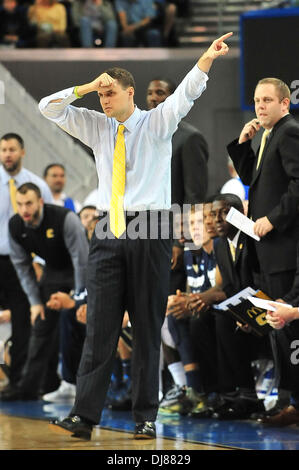 Los Angeles, CA, USA. 24. November 2013. Chattanooga Mocs Kopf Trainer Will Wade in der ersten Hälfte während der College-Basketball-Spiel zwischen Chattanooga Mocs und die UCLA Bruins an Pauley Pavilion in Los Angeles, California.Louis Lopez/CSM/Alamy Live News Stockfoto